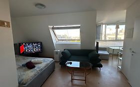 Cozy Bright Penthouse Close To U1 And U6 Metros